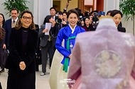 김혜경 여사가 2월 23일 청와대에서 루이스 이나시우 룰라 다 시우바 브라질 대통령과 함께 국빈 방한한 잔자 룰라 다 시우바 여사에게 맞춤전통한복을 선물하고 있다.
