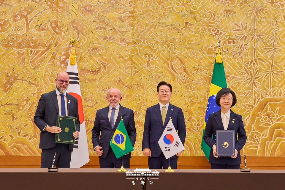 오유경 식약처장과 레안드루 사파트리 브라질 위생감시청장이 2월 23일 청와대에서 이재명 대통령과 루이스 이나시우 룰라 다 시우바 브라질 대통령이 임석한 가운데 보건 관련 제품 분야 규제 협력 양해각서 문건을 교환한 뒤 기념촬영을 하고 있다.