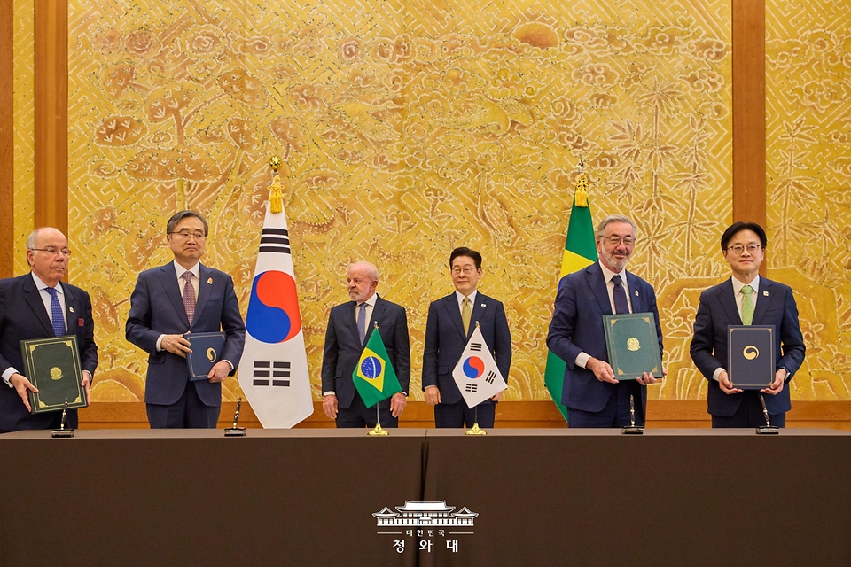 조현 외교부 장관과 김정관 산업통상부 장관, 마우루 비에이라 브라질 외교부 장관, 마르시우 엘리아스 호쟈 개발산업상공서비스부 차관이 2월 23일 청와대에서 이재명 대통령과 브라질 루이스 이나시우 룰라 다 시우바 대통령이 임석한 가운데 통상·생산 통합 협약을 체결한 후 기념촬영하고 있다.