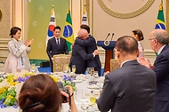 이재명 대통령과 브라질 루이스 이나시우 룰라 다 시우바 대통령이 2월 23일 청와대에서 열린 국빈 방한 환영 만찬에서 포옹하고 있다.