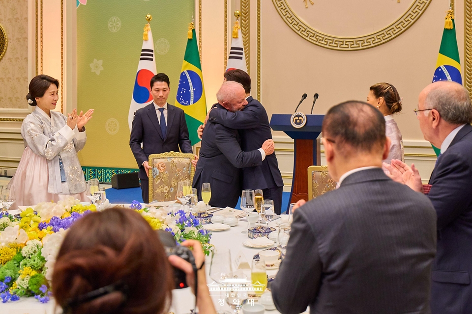 이재명 대통령과 브라질 루이스 이나시우 룰라 다 시우바 대통령이 2월 23일 청와대에서 열린 국빈 방한 환영 만찬에서 포옹하고 있다.