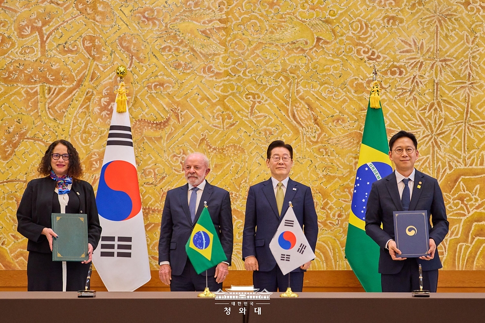 배경훈 부총리 겸 과기부 장관과 루시아나 산투스 브라질 과학기술혁신부 장관이 2월 23일 청와대에서 이재명 대통령과 루이스 이나시우 룰라 다 시우바 브라질 대통령이 임석한 가운데 과학기술 분야 협력 양해각서 문건을 교환한 뒤 기념촬영을 하고 있다.