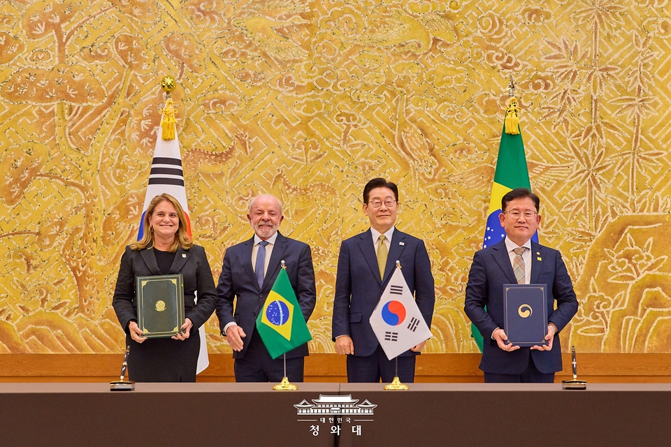 이승돈 농촌진흥청장과 실비아 마스루하 브라질 농업연구청장이 2월 23일 청와대에서 이재명 대통령과 루이스 이나시우 룰라 다 시우바 브라질 대통령이 임석한 가운데 농업 기술 협력 양해각서 문건을 교환한 뒤 기념촬영을 하고 있다.