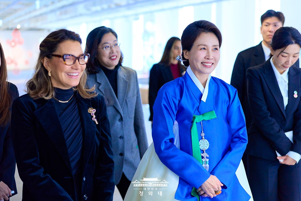 김혜경 여사와 브라질 루이스 이나시우 룰라 다 시우바 대통령의 부인 잔자 룰라 다 시우바 여사가 2월 23일 서울 종로구 서울공예박물관을 방문해 '패션아트' 금기숙 작가의 특별전을 관람하고 있다.