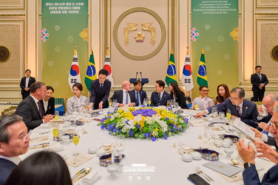 이재명 대통령과 브라질 루이스 이나시우 룰라 다 시우바 대통령이 2월 23일 청와대에서 열린 국빈 방한 환영 만찬에서 대화하고 있다.