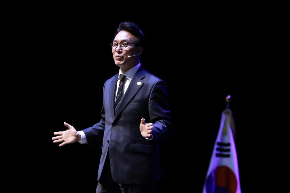 김민석 국무총리가 2월 23일 인천 계양문화회관에서 열린 더불어민주당 인천시당 초청 K-국정설명회에서 특별강연을 하고 있다.