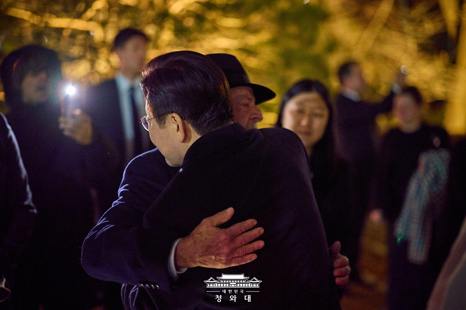 이재명 대통령이 2월 23일 청와대 상춘재에서 브라질 루이스 이나시우 룰라 다 시우바 대통령을 배웅하며 포옹하고 있다.