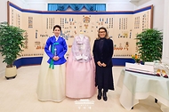 김혜경 여사가 2월 23일 청와대에서 루이스 이나시우 룰라 다 시우바 브라질 대통령 부인 잔자 룰라 다 시우바 여사에게 한복을 선물한 뒤 기념촬영 하고 있다.