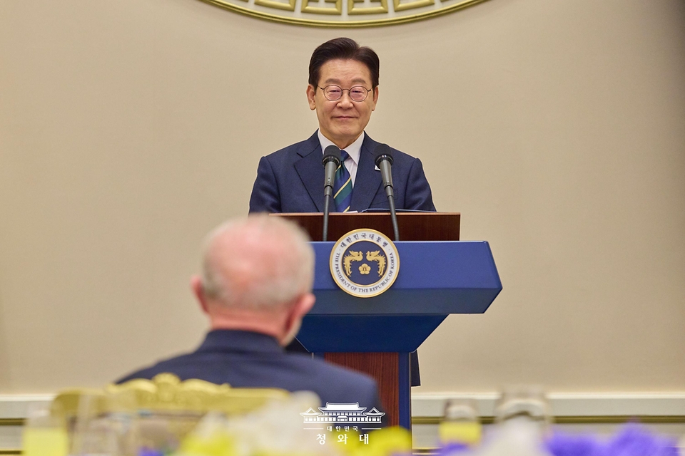 이재명 대통령이 2월 23일 청와대에서 열린 브라질 루이스 이나시우 룰라 다 시우바 대통령 국빈 방한 환영 만찬에서 만찬사를 하고 있다.