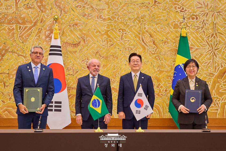 정은경 복지부 장관과 알렉산드리 파질랴 브라질 보건부 장관이 2월 23일 청와대에서 이재명 대통령과 루이스 이나시우 룰라 다 시우바 브라질 대통령이 임석한 가운데 보건 협력 양해각서 문건을 교환한 뒤 기념촬영을 하고 있다.