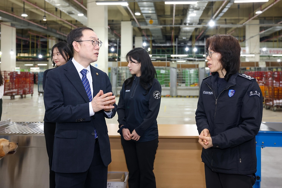 이명구 관세청장이 2월 20일 동서울우편집중국을 방문해 국제우편물 마약류 2차 검사 현장을 점검하고, 설 명절 직후에도 흔들림 없이 현장을 지키고 있는 직원들을 격려하고 있다.