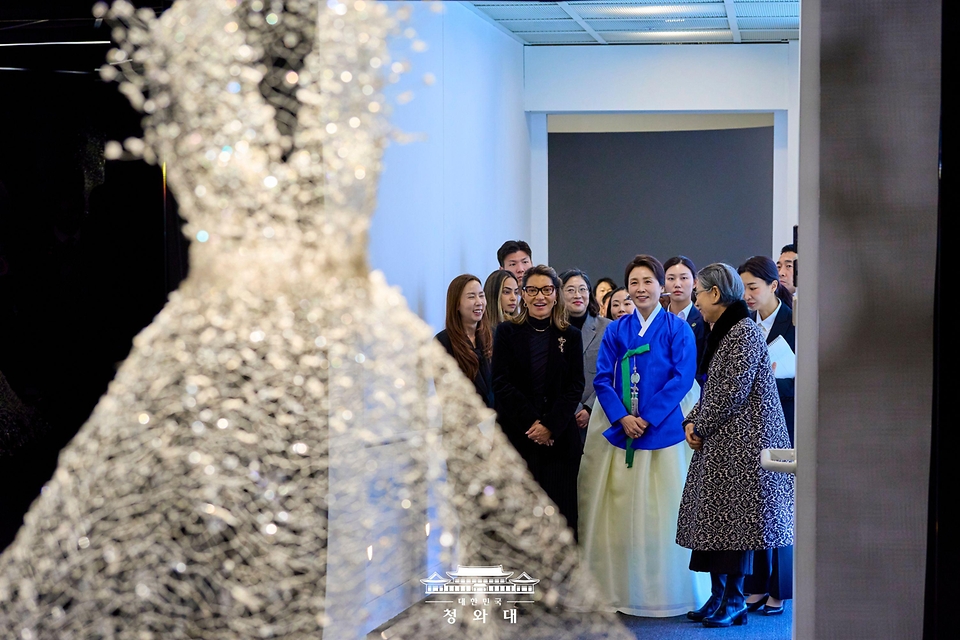 김혜경 여사와 브라질 루이스 이나시우 룰라 다 시우바 대통령의 부인 잔자 룰라 다 시우바 여사가 2월 23일 서울 종로구 서울공예박물관을 방문해 '패션아트' 금기숙 작가의 특별전을 관람하고 있다.