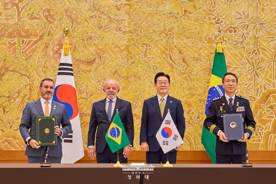 유재성 경찰청장 직무대행과 안드레이 호드리게스 브라질 연방경찰청장이 2월 23일 청와대에서 이재명 대통령과 브라질 루이스 이나시우 룰라 다 시우바 대통령이 임석한 가운데 치안협력 강화 양해각서를 체결한 뒤 기념촬영을 하고 있다.