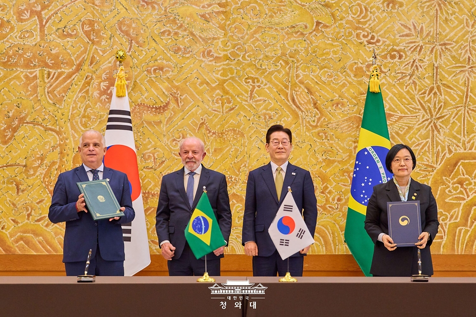 한성숙 중기부 장관과 마르시우 프랑사 브라질 중소기업부 장관이 2월 23일 청와대에서 이재명 대통령과 루이스 이나시우 룰라 다 시우바 브라질 대통령이 임석한 가운데 중소기업 및 기업가정신 분야 협력 양해각서 문건을 교환한 뒤 기념촬영을 하고 있다.