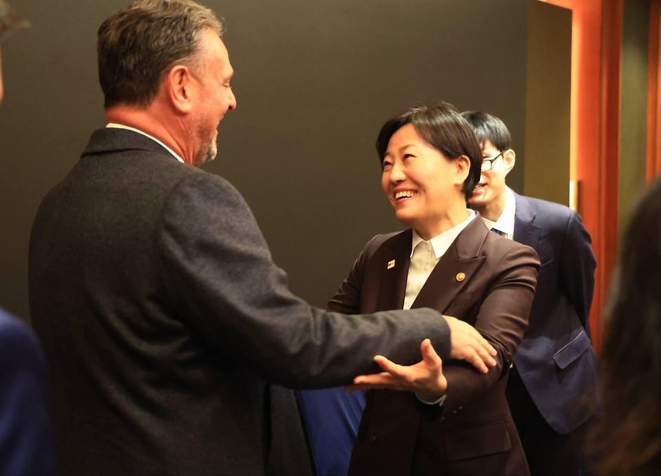 송미령 농림축산식품부 장관이 2월 23일 서울 중구 롯데호텔에서 카를로스 파바로(Carlos Fávaro) 농업축산부 장관을 만나 면담하고 있다.