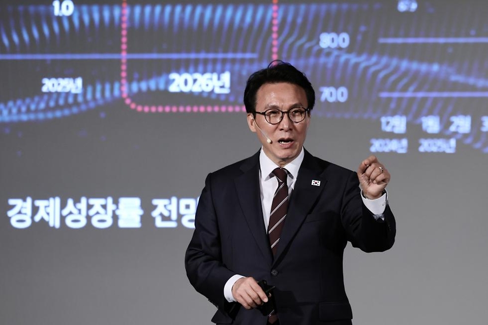 김민석 국무총리가 2월 24일 충북 청주 엔포드호텔에서 열린 K-국정설명회에서 더불어민주당 국회의원, 광역·기초 의원, 당원들을 대상으로 특별강연을 하고 있다.