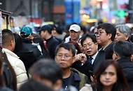 문화체육관광부 최휘영 장관이 2월 15일 한국관광공사와 알리페이가 서울 명동(밀리오레 앞)에서 공동으로 운영하는 '환영 이벤트존'을 찾아 한국을 방문한 중국인 관광객을 환영하며 이야기를 나누고 있다.