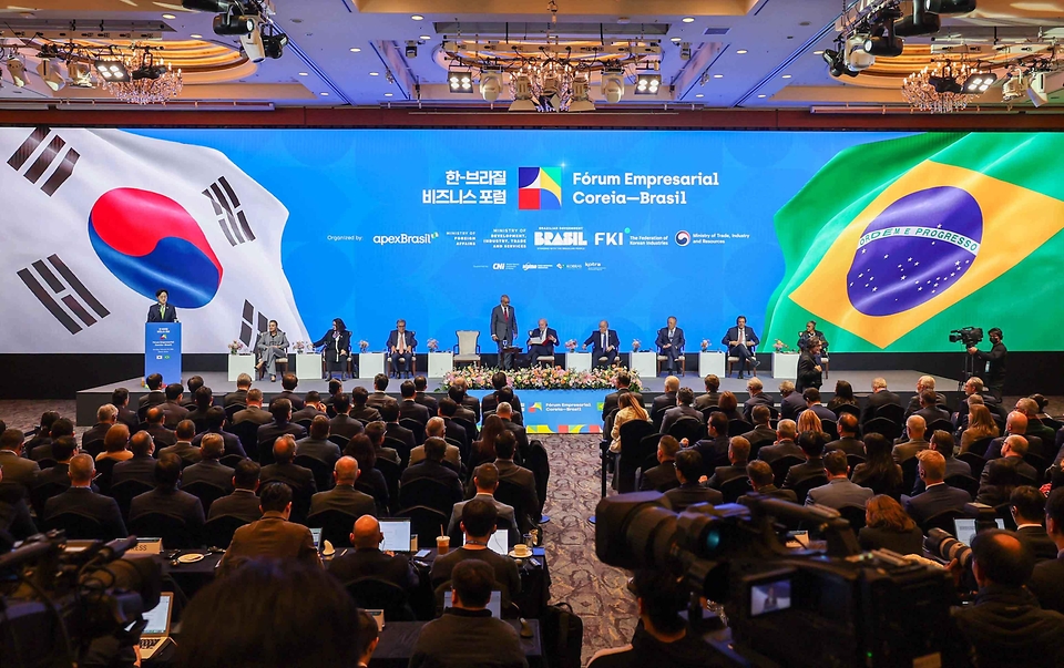 김정관 산업통상부 장관이 2월 23일 서울 소공동 롯데호텔에서 루이스 이나시우 룰라 다 시우바(Luiz Inacio Lula da Silva) 브라질 대통령을 비롯한 한-브라질 양국 기업인 등 관계자가 참석한 가운데 열린 '한-브라질 비즈니스 포럼'에 참석해 축사하고 있다.