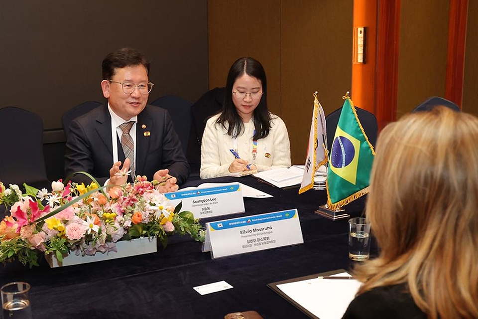 이승돈 농촌진흥청장이 2월 23일 서울 롯데호텔에서 실비아 마스루하 브라질 농업연구청장을 만나 농촌진흥청과 브라질 농업 연구청 간 농업 연구개발 협력 체결 후속 방안을 논의하고 있다.