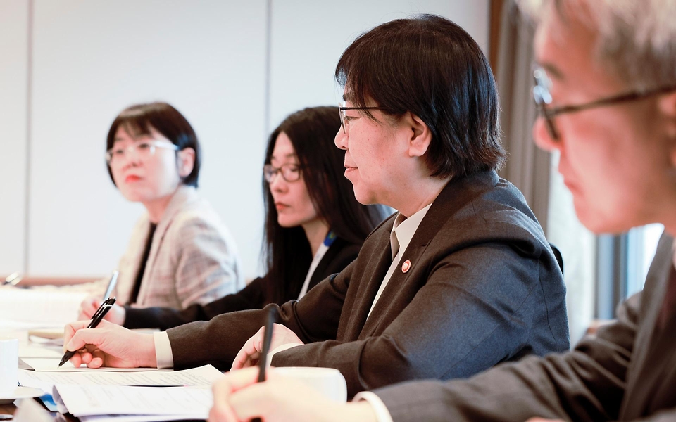 정은경 보건복지부 장관이 2월 23일 서울 중구 롯데호텔에서 알렉샨드리 호샤 산투스 파딜랴 브라질 보건부 장관과 양국 간 보건 협력 방안을 논의하고 있다.