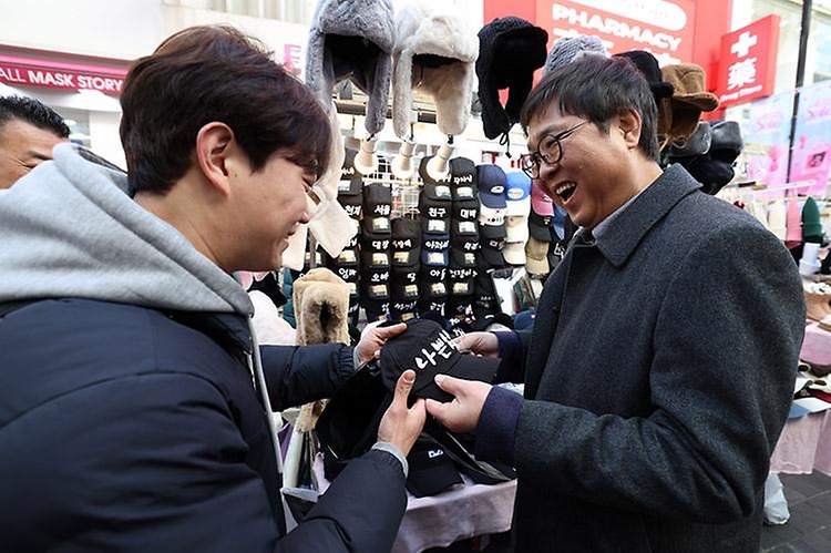 문화체육관광부 최휘영 장관이 2월 15일 한국관광공사와 알리페이가 서울 명동(밀리오레 앞)에서 공동으로 운영하는 '환영 이벤트존'을 찾아 한국을 방문한 중국인 관광객을 환영하며 이야기를 나누고 있다.