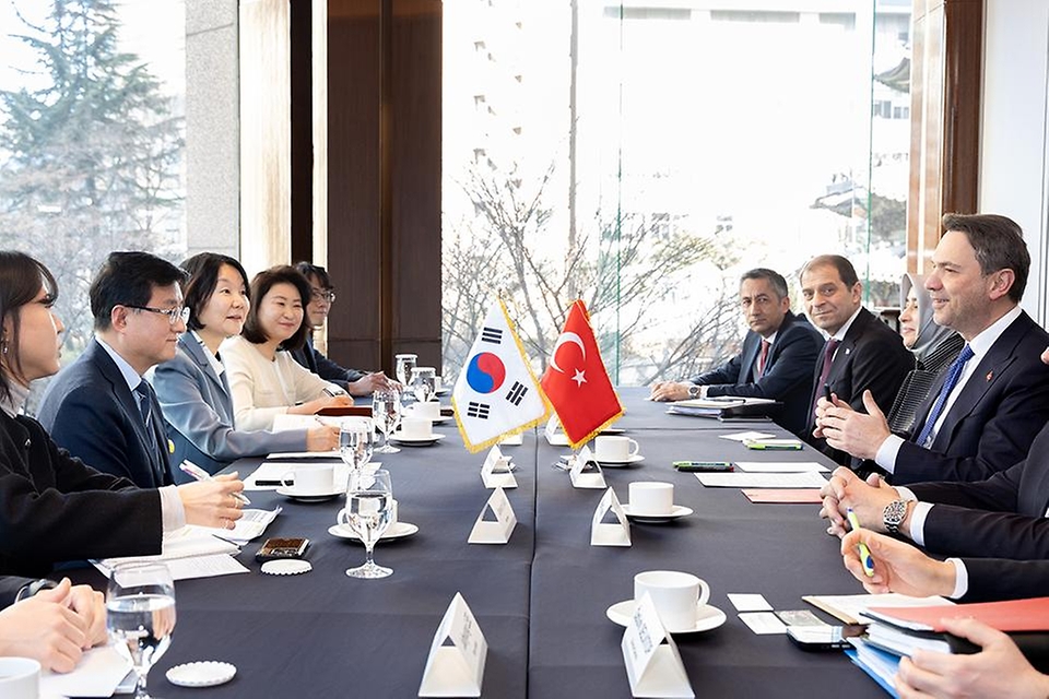 김성환 기후에너지환경부 장관이 2월 25일 서울시 중구 웨스틴조선호텔에서 알파르슬란 바이락타르(Alparslan Bayraktar) 튀르키예 에너지천연자원부 장관을 만나 재생에너지와 전력망, 원전과 소형모듈원전(SMR) 등 에너지 전환 전반에 대한 협력 방안을 논의하고 있다.