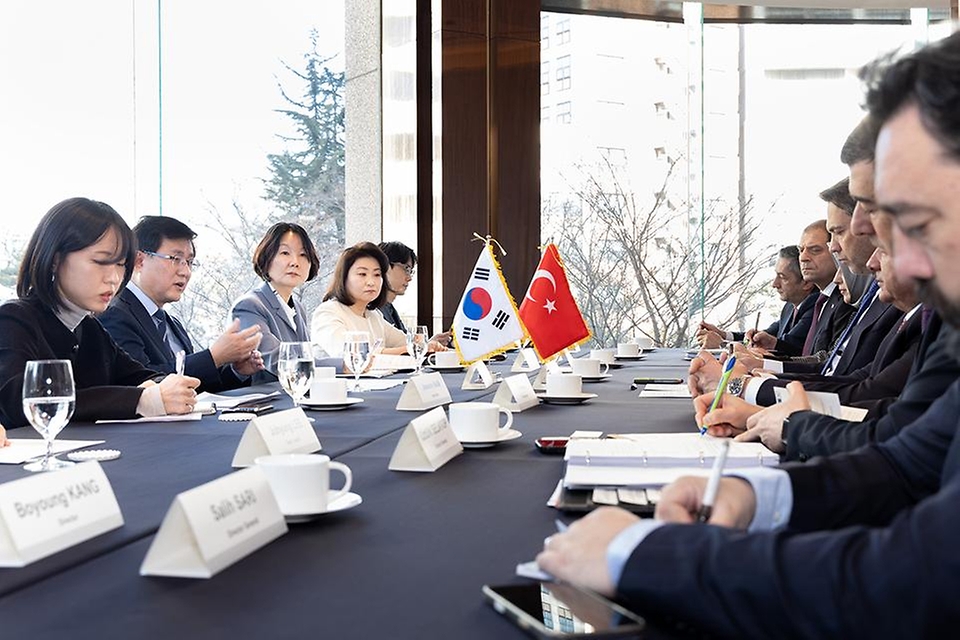 김성환 기후에너지환경부 장관이 2월 25일 서울시 중구 웨스틴조선호텔에서 알파르슬란 바이락타르(Alparslan Bayraktar) 튀르키예 에너지천연자원부 장관을 만나 재생에너지와 전력망, 원전과 소형모듈원전(SMR) 등 에너지 전환 전반에 대한 협력 방안을 논의하고 있다.