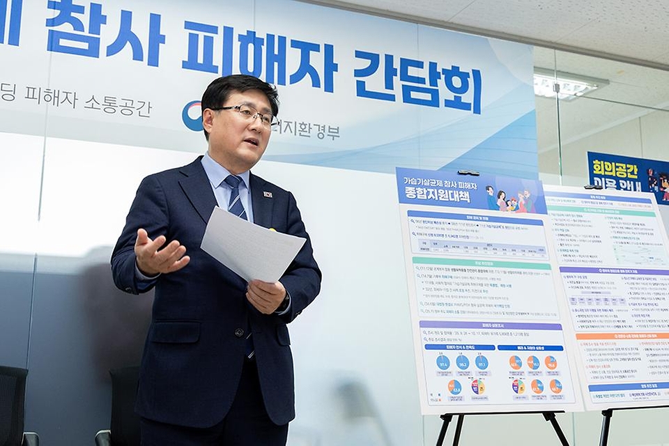 김성환 기후에너지환경부 장관이 2월 25일 서울시 중구 소재 가습기살균제 피해자 소통공간에서 피해자들과 간담회에 앞서 인사를 나누고, 희생자에 대한 묵념을 하고 있다.