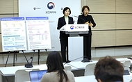 보건복지부 이스란 제1차관이 2월 23일 세종시 정부세종청사에서 이재명 정부의 장애인 건강정책 추진방향이 수록된 제1차 장애인건강보건관리 종합계획을 공개하고 있다.