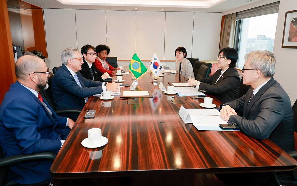 정은경 보건복지부 장관이 2월 23일 서울 중구 롯데호텔에서 알렉샨드리 호샤 산투스 파딜랴 브라질 보건부 장관과 양국 간 보건 협력 방안을 논의하고 있다.