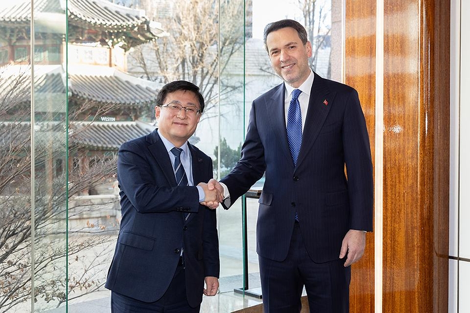 김성환 기후에너지환경부 장관이 2월 25일 서울시 중구 웨스틴조선호텔에서 알파르슬란 바이락타르(Alparslan Bayraktar) 튀르키예 에너지천연자원부 장관을 만나 재생에너지와 전력망, 원전과 소형모듈원전(SMR) 등 에너지 전환 전반에 대한 협력 방안을 논의하고 있다.