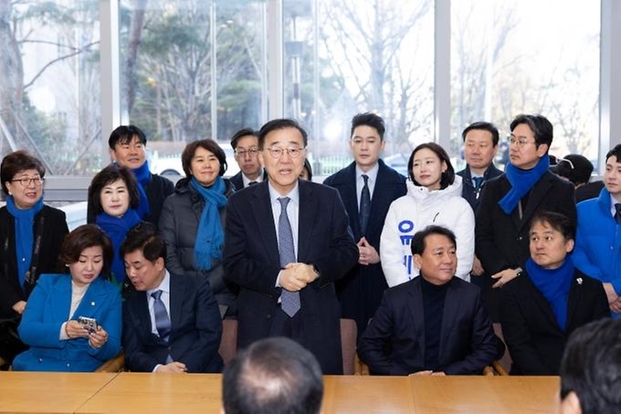 김윤덕 국토교통부 장관이 2월 25일 성남·용인 일대 수도권 동남부 지역 철도 역사 및 노선 신설 건의 현장을 찾아 현장을 점검하고, 주민 의견을 청취하고 있다.