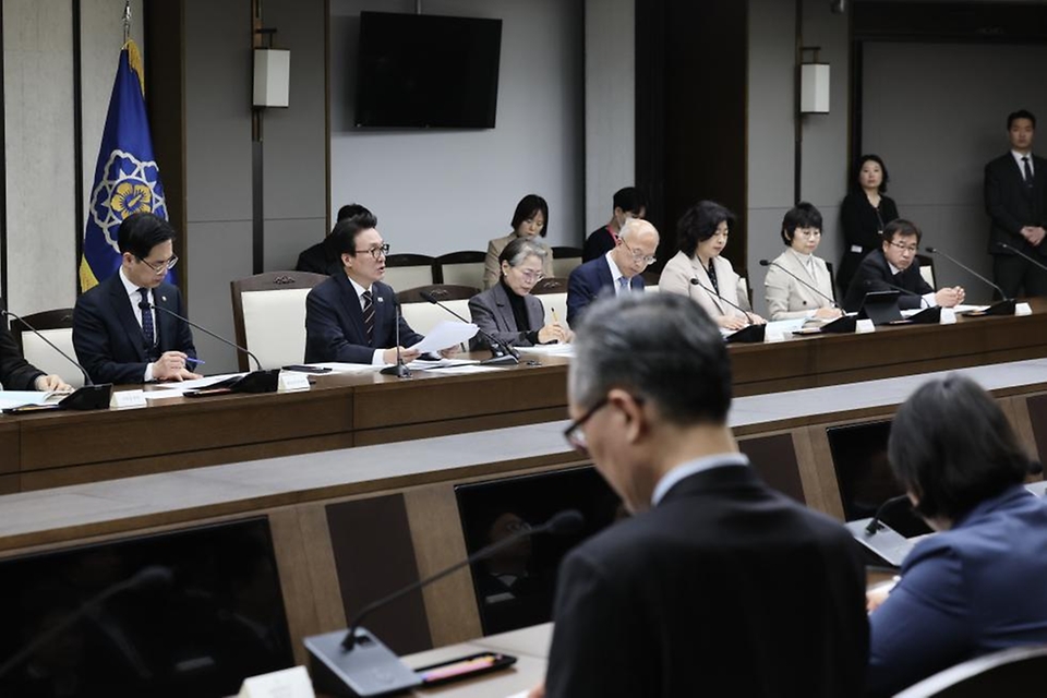 김민석 국무총리가 2월 25일 세종 다솜로 정부세종청사에서 열린 세종특별자치시지원위원회의를 주재하고 있다.