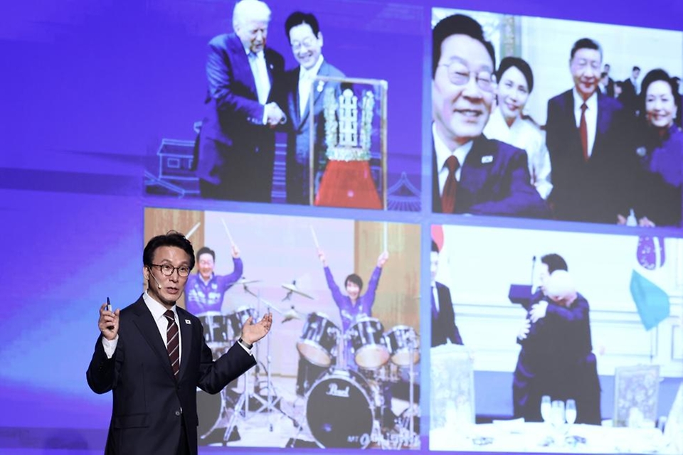 김민석 국무총리가 2월 24일 충북 청주 엔포드호텔에서 열린 K-국정설명회에서 더불어민주당 국회의원, 광역·기초 의원, 당원들을 대상으로 특별강연을 하고 있다.