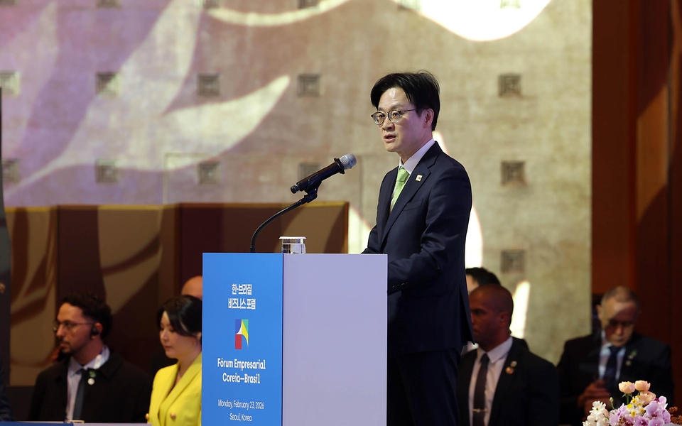 김정관 산업통상부 장관이 2월 23일 서울 소공동 롯데호텔에서 루이스 이나시우 룰라 다 시우바(Luiz Inacio Lula da Silva) 브라질 대통령을 비롯한 한-브라질 양국 기업인 등 관계자가 참석한 가운데 열린 '한-브라질 비즈니스 포럼'에 참석해 축사하고 있다.