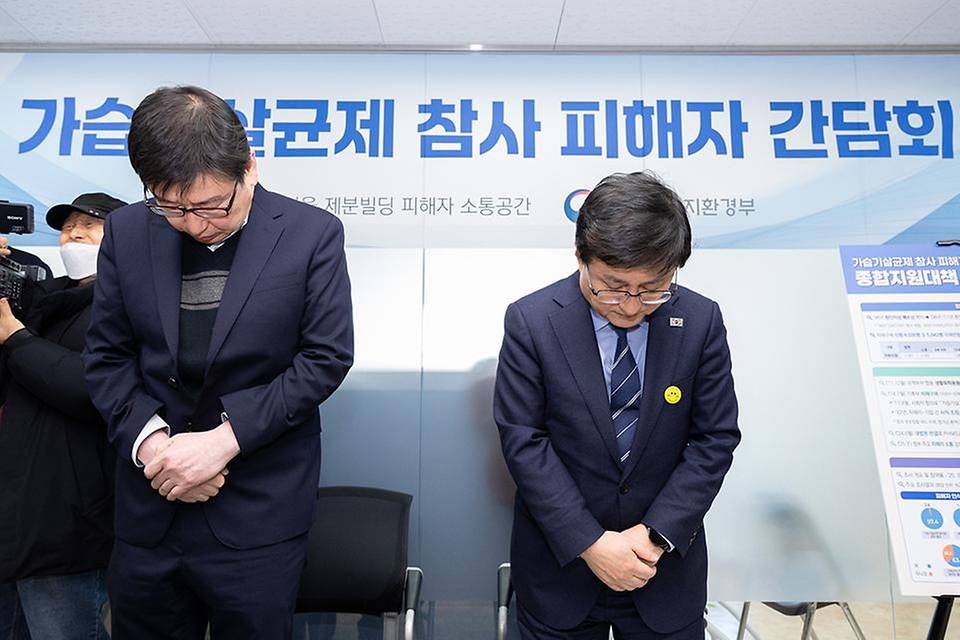 김성환 기후에너지환경부 장관이 2월 25일 서울시 중구 소재 가습기살균제 피해자 소통공간에서 피해자들과 간담회에 앞서 인사를 나누고, 희생자에 대한 묵념을 하고 있다.
