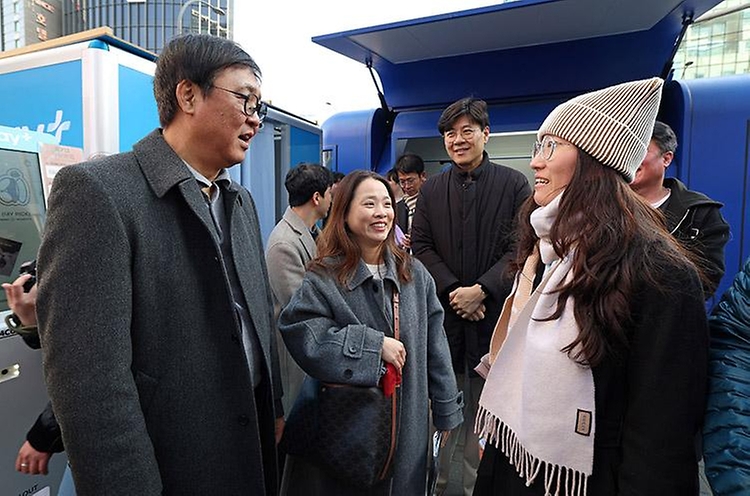 문화체육관광부 최휘영 장관이 2월 15일 한국관광공사와 알리페이가 서울 명동(밀리오레 앞)에서 공동으로 운영하는 '환영 이벤트존'을 찾아 한국을 방문한 중국인 관광객을 환영하며 이야기를 나누고 있다.