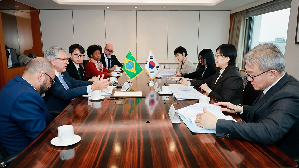 정은경 보건복지부 장관이 2월 23일 서울 중구 롯데호텔에서 알렉샨드리 호샤 산투스 파딜랴 브라질 보건부 장관과 양국 간 보건 협력 방안을 논의하고 있다.