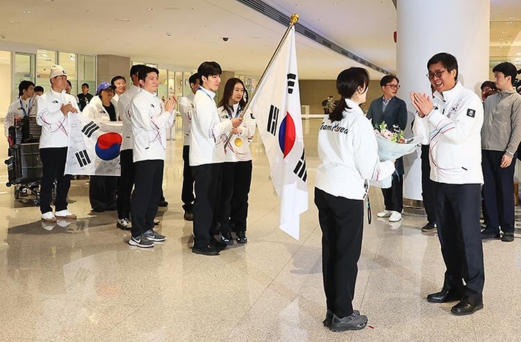 문화체육관광부 최휘영 장관이 2월 24일 인천국제공항 제2여객터미널 1층 입국장에서 '2026 밀라노-코르티나담페초 동계올림픽'을 마치고 귀국한 대한민국 선수단을 환영한 후 기념촬영하고 있다.