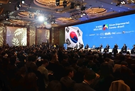 김정관 산업통상부 장관이 2월 23일 서울 소공동 롯데호텔에서 루이스 이나시우 룰라 다 시우바(Luiz Inacio Lula da Silva) 브라질 대통령을 비롯한 한-브라질 양국 기업인 등 관계자가 참석한 가운데 열린 '한-브라질 비즈니스 포럼'에 참석해 축사하고 있다.