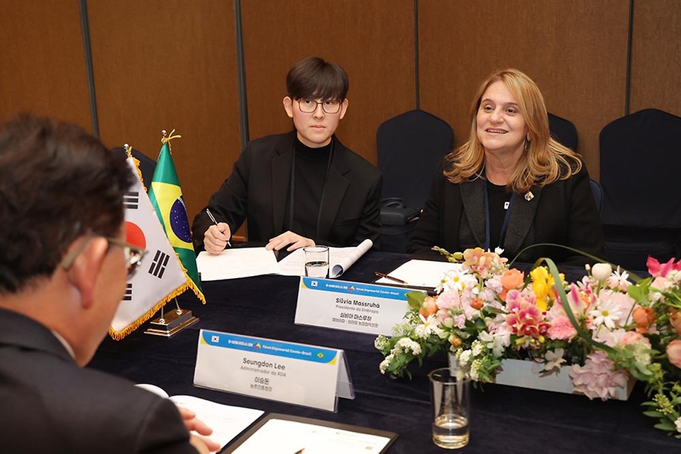 이승돈 농촌진흥청장이 2월 23일 서울 롯데호텔에서 실비아 마스루하 브라질 농업연구청장을 만나 농촌진흥청과 브라질 농업 연구청 간 농업 연구개발 협력 체결 후속 방안을 논의하고 있다.