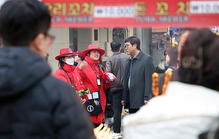 문화체육관광부 최휘영 장관이 2월 15일 한국관광공사와 알리페이가 서울 명동(밀리오레 앞)에서 공동으로 운영하는 '환영 이벤트존'을 찾아 한국을 방문한 중국인 관광객을 환영하며 이야기를 나누고 있다.