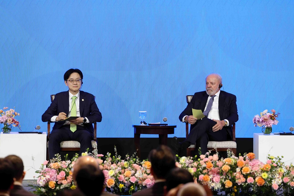 김정관 산업통상부 장관이 2월 23일 서울 소공동 롯데호텔에서 루이스 이나시우 룰라 다 시우바(Luiz Inacio Lula da Silva) 브라질 대통령을 비롯한 한-브라질 양국 기업인 등 관계자가 참석한 가운데 열린 '한-브라질 비즈니스 포럼'에 참석해 축사하고 있다.