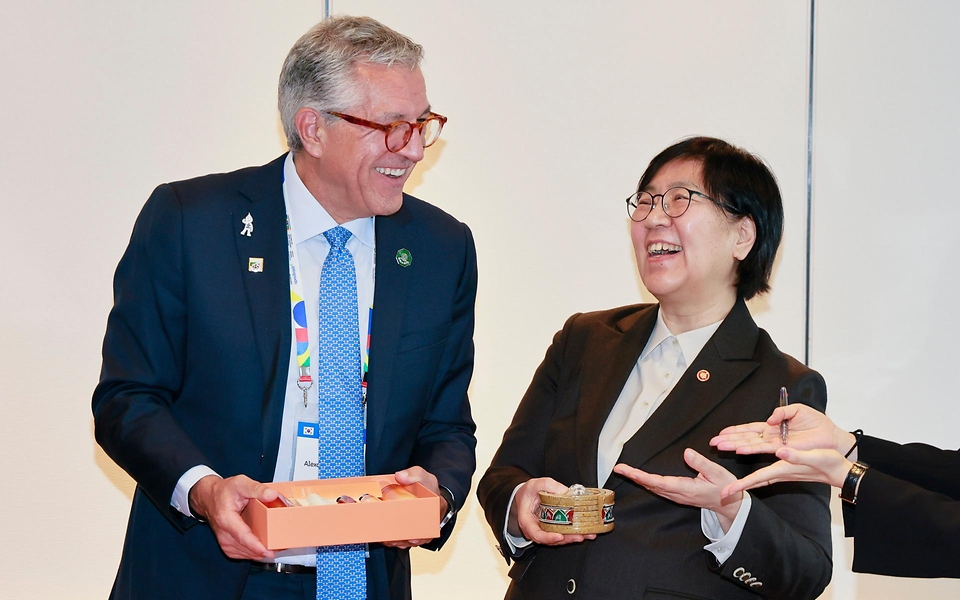 정은경 보건복지부 장관이 2월 23일 서울 중구 롯데호텔에서 알렉샨드리 호샤 산투스 파딜랴 브라질 보건부 장관과 양국 간 보건 협력 방안을 논의하고 있다.