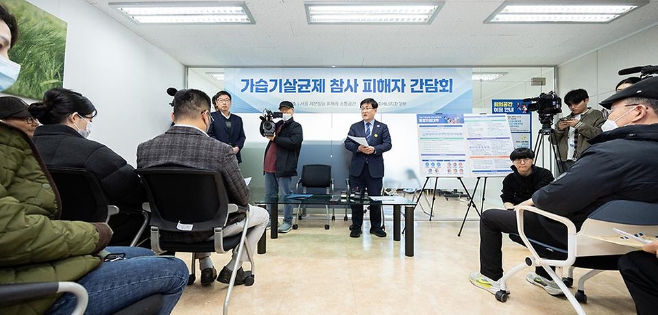 김성환 기후에너지환경부 장관이 2월 25일 서울시 중구 소재 가습기살균제 피해자 소통공간에서 피해자들과 간담회에 앞서 인사를 나누고, 희생자에 대한 묵념을 하고 있다.