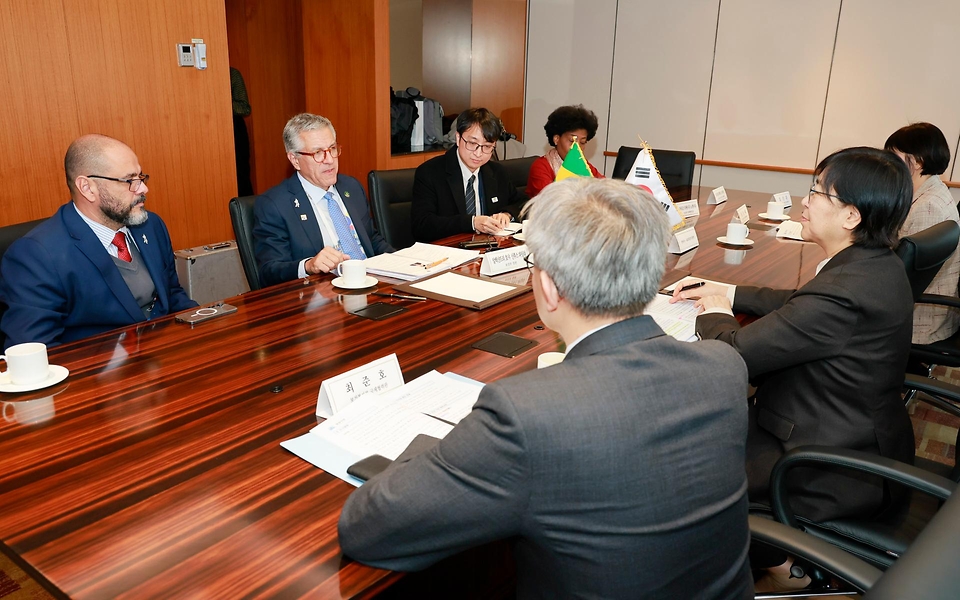 정은경 보건복지부 장관이 2월 23일 서울 중구 롯데호텔에서 알렉샨드리 호샤 산투스 파딜랴 브라질 보건부 장관과 양국 간 보건 협력 방안을 논의하고 있다.