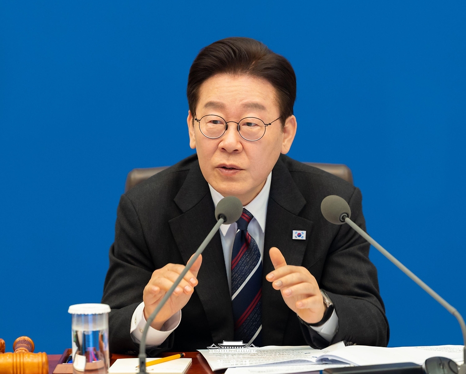 이재명 대통령이 2월 24일 청와대에서 열린 국무회의에서 발언하고 있다.