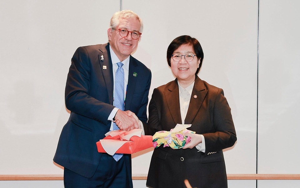 정은경 보건복지부 장관이 2월 23일 서울 중구 롯데호텔에서 알렉샨드리 호샤 산투스 파딜랴 브라질 보건부 장관과 양국 간 보건 협력 방안을 논의하고 있다.