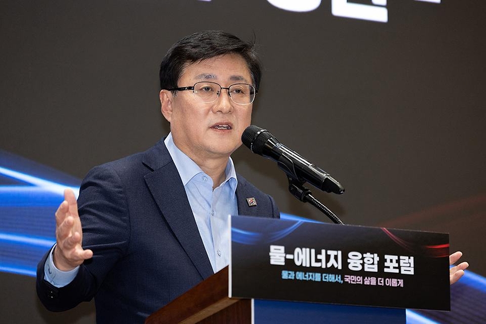 김성환 기후에너지환경부 장관이 2월 25일 서울 중구 한국수력원자력 방사선보건원에서 열린 '물-에너지 융합 포럼' 출범식에 참석, 인사말을 통해 "물과 에너지 두 핵심 자원의 융합 관리로 국민의 삶을 이롭게 할 수 있도록 물·에너지 분야 공공기관이 힘을 합쳐줄 것"을 당부하고 있다.