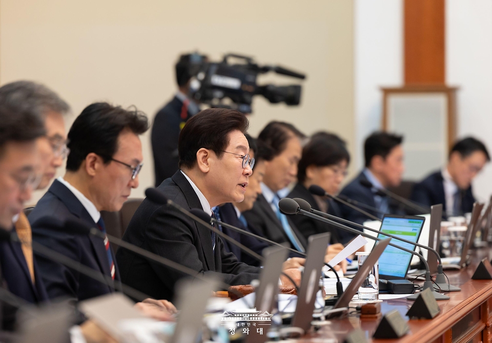 이재명 대통령이 2월 24일 청와대에서 열린 국무회의에서 발언하고 있다.
